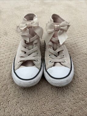 Converse Kids High-Top Sneakers in Light Beige with White Toe